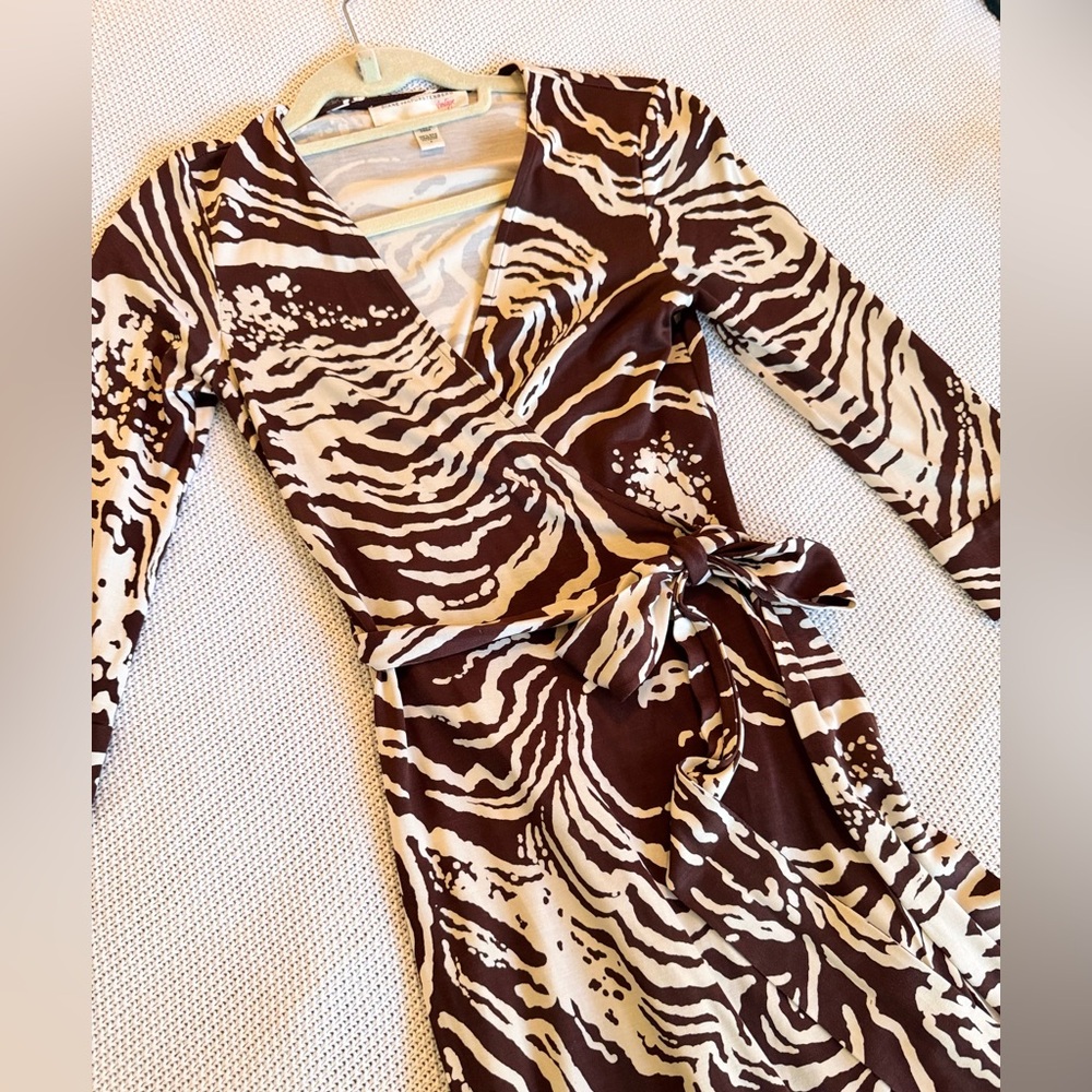 DVF DIANE VON FURSTENBURG 100% Silk Brown & Cream Wrap Midi Dress - Picture 5 of 12